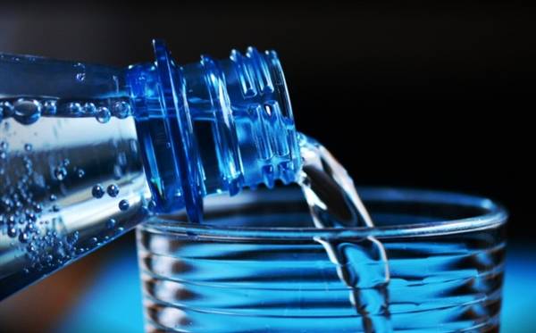 比自來水更臟！瓶裝水里全是塑料還致癌？終于真相了
